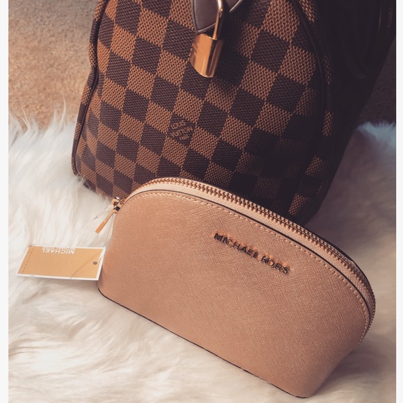 ✨SOLD✨[michael kors] pouch - Picture 2 of 8